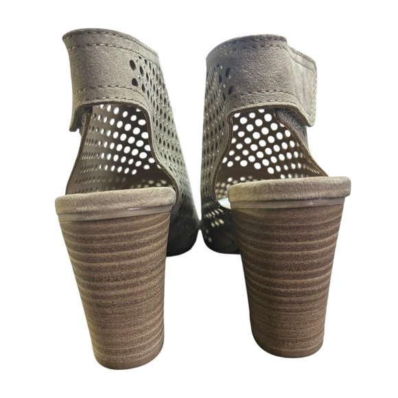 David Aaron Perforated Peep Toe Heeled Booties Womens Size 7M Beige with Silver - Picture 8 of 13